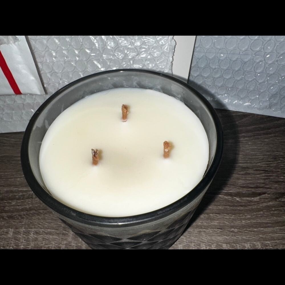 Bath and body works‎ White Barn m Candle Smoked Vanilla 3 Wick Diamond Quilted - Picture 3 of 4
